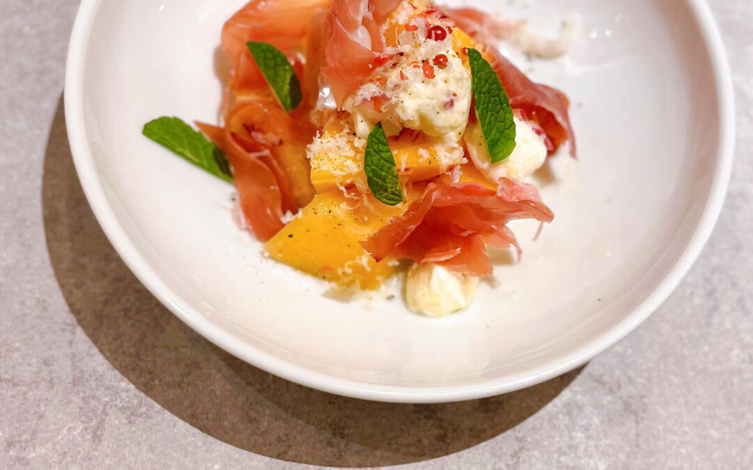 季節のフルーツを使ってサラダ仕立てに